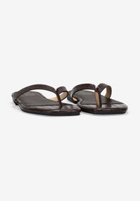 Infradito in pelle marrone con un motivo texturizzato, design minimalista e suola piatta con due cinghie regolabili.