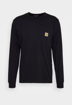Chemise noire à manches longues en coton. Présente une poche poitrine avec une étiquette grise carrée et un logo orange. Design simple et uni.
