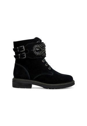Stivaletti neri in suede con doppia cinghia con fibbie, impreziositi da un dettaglio decorativo in gemma nera, tacco basso impilato e design con punta rotonda.