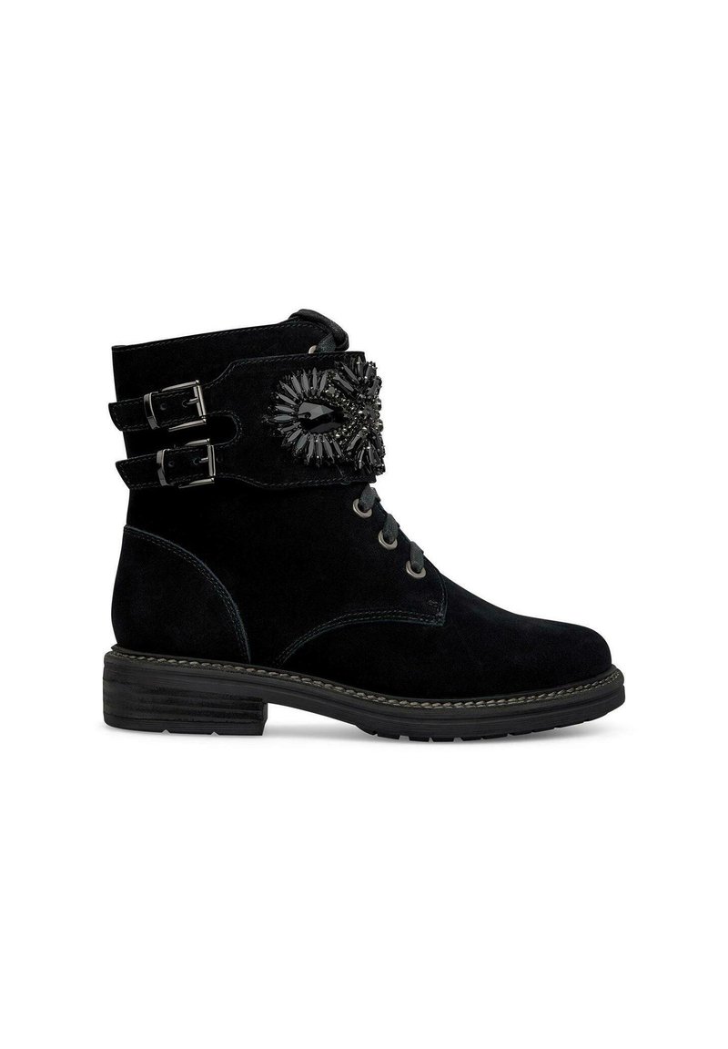 Bottines en suede noir avec une double sangle à boucle, ornées d'un détail en gemme noire décorative, un petit talon empilé et un design à bout rond.