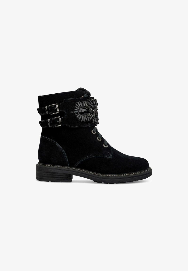 Bottines en suede noir avec une double sangle à boucle, ornées d'un détail en gemme noire décorative, un petit talon empilé et un design à bout rond.