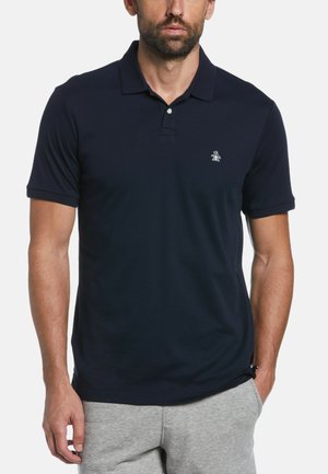 Dunkelblaues Polohemd mit Kragen, kurzen Ärmeln und einem kleinen weißen Pinguin-Logo auf der linken Brust. Hergestellt aus einem glatten Stoff.