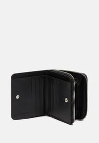 Schwarze Lederbörse mit Reißverschluss, die mehrere Kartenfächer und Innenfächer aufweist. Glatte Textur und silberne Hardwareakzente.