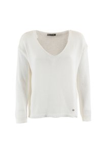 Suéter blanco de punto con escote en V, mangas largas y un corte holgado. Presenta una pequeña etiqueta con el logo y puños y dobladillo acanalados. Tejido texturizado.
