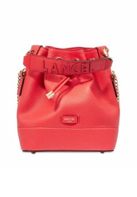 Sac en cuir rouge en forme de seau avec le logo LANCEL bien en vue, fermeture à cordon, surface texturée et accents de poignées en chaîne dorée.