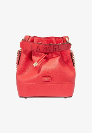 Sac en cuir rouge en forme de seau avec le logo LANCEL bien en vue, fermeture à cordon, surface texturée et accents de poignées en chaîne dorée.
