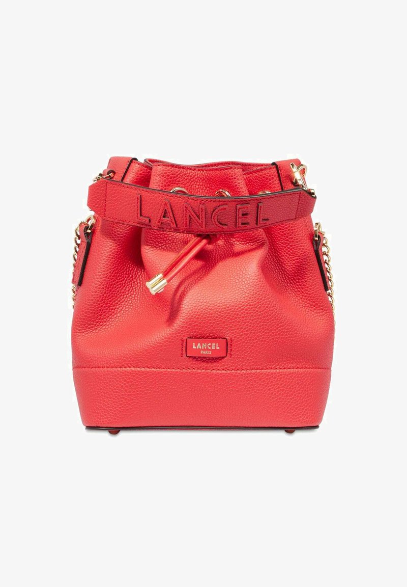 Sac en cuir rouge en forme de seau avec le logo LANCEL bien en vue, fermeture à cordon, surface texturée et accents de poignées en chaîne dorée.