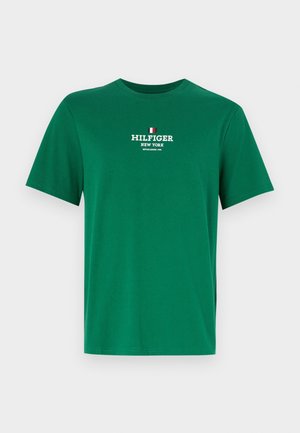 Grünes Baumwoll-T-Shirt mit Rundhalsausschnitt. Verfügt über das Logo "HILFIGER NEW YORK" in Weiß, mit einem kleinen italienischen Flaggen-Detail über dem Text.