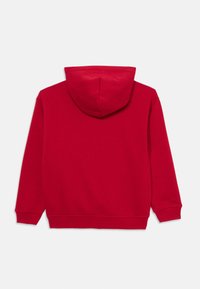 Sweat à capuche rouge avec une couleur solide, en tissu doux, à manches longues et avec une poche kangourou. Pas de logos ou motifs de marque visibles.