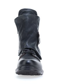 Černá kožená kotníková bota s překládaným límcem, dekorativním šněrováním a pevným gumovým podpatkem. Obsahuje zip na boku pro snadné obouvání.