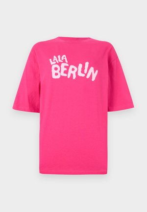 Pink cotton T-shirt with short sleeves featuring white, textured "lala" and "BERLIN" lettering on the front. Round neckline, relaxed fit.