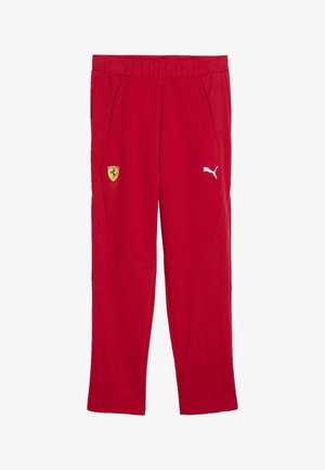 Røde atletikbukser med elastisk taljebånd, Ferrari-logo på venstre lår og hvidt Puma-logo på højre lår, forfra.