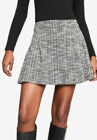 REGULAR FIT - Klostuotas sijonas - grey