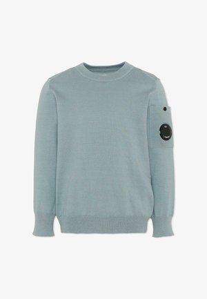 Maglione azzurro chiaro in maglia con scollo a girocollo e polsini a coste, con una toppa rotonda nera con logo sulla tasca della manica sinistra superiore.