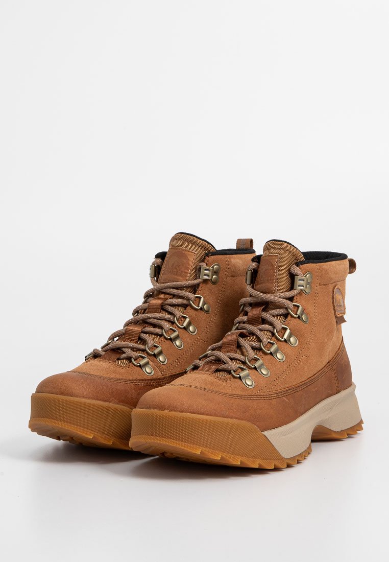 Braune Wanderschuhe aus Leder mit strukturierter Oberfläche, Knöchelhöhe, robusten Schnürungen, Metallösen und einer Gummisohle mit Profil.