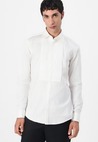 Witte overhemd van een katoenmix, met een geplooide voorkant, button-down kraag, lange mouwen en een slim fit voor een getailleerde uitstraling.