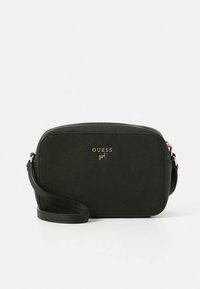 Musta synteettinen olkalaukku, jossa on kuoppainen pinta, suorakaiteen muoto, kultasävyiset metalliosat ja edessä merkki-logo.