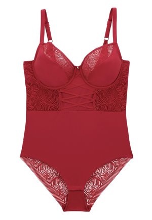 Body en lingerie rouge avec des bonnets rembourrés, des détails en dentelle élaborés, un design croisé à l'avant et des accents en mesh à la taille et aux jambes.