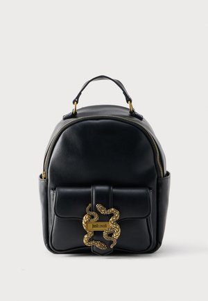 Fekete bőr minitáska elülső zsebbel, arany cipzárral, fogantyúval és arany kígyó alakú díszítéssel, rajta Just Cavalli felirattal.