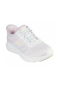 Zapatilla deportiva de color rosa claro con parte superior de malla transpirable, cierre con cordones y suela blanca texturizada con un sutil acento verde.