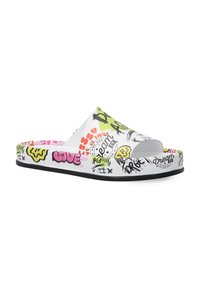 Grafische Flip-Flops mit einem weißen Grundgerüst und bunten Graffiti-Mustern, einschließlich Text und Kritzeleien in Pink, Grün und Schwarz.