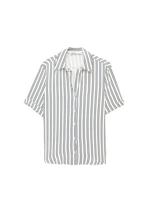 Biała koszula z krótkim rękawem, zapinana na guziki, z czarnymi pionowymi paskami i klasycznym kołnierzem, wyłożona na płasko na białym tle.