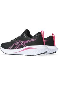 Czarne buty sportowe z różowymi akcentami, wyposażone w teksturowaną cholewę i białą, falującą piankową podeszwę. Posiadają pętelkę na pięcie.