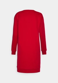 Punainen college-mekko, jossa on pitkät hihat, pyöreä kaula-aukko ja ribbadut hihat. Pehmeä kangas, jossa on sileä rakenne, keskipitkä muotoilu.