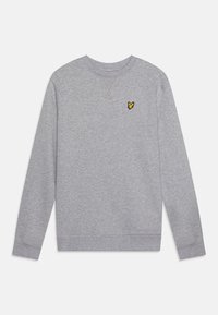 Sweatshirt gris à manches longues, avec un détail en v sur le col et un petit logo de papillon brodé jaune sur la poitrine gauche.