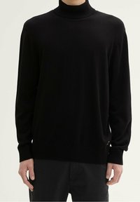 Svart polotröja med långa ärmar, ribbad krage och fåll, tillverkad av mjukt material. Minimalistisk design, inga synliga mönster eller detaljer.