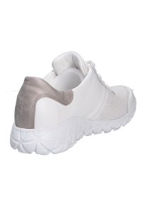 Weiße Sneaker mit strukturierten Oberflächen, einem hellgrauen Wildlederabsatz und einer weißen Gummisohle mit einem geometrischen Profil.