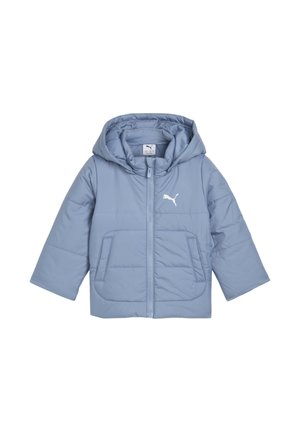 Veste enfant matelassée bleu clair à capuche, fermeture éclair devant, deux poches latérales et logo blanc Puma sur la poitrine.