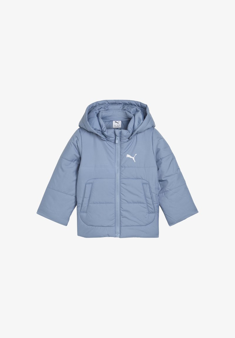 Veste enfant matelassée bleu clair à capuche, fermeture éclair devant, deux poches latérales et logo blanc Puma sur la poitrine.