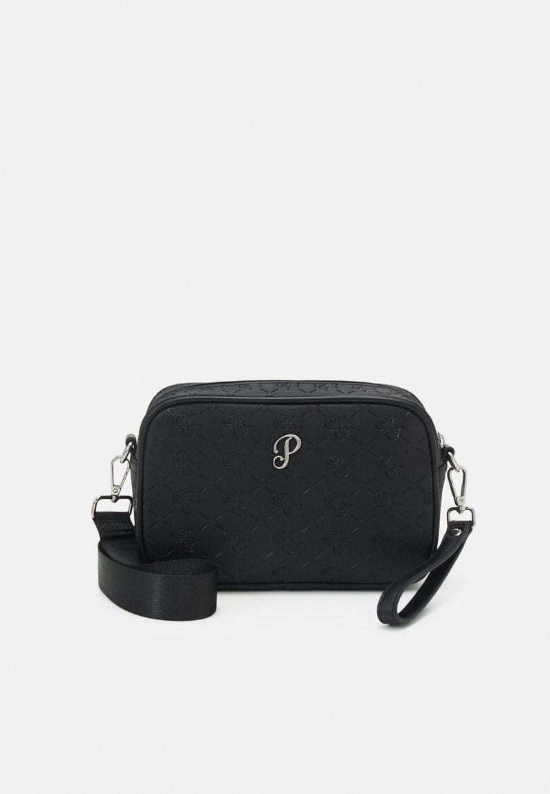 Bolso cruzado negro con patrón en relieve, acento de logo plateado, cierre de cremallera y dos opciones de correa: una correa de tela desmontable y un asa.