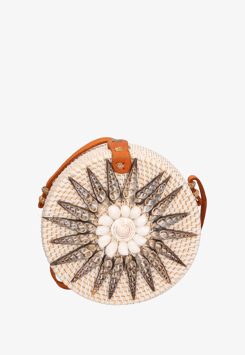 Borsa rotonda in paglia intrecciata con una tracolla in pelle color cuoio, caratterizzata da un motivo decorativo a conchiglie al centro e conchiglie allungate che si irradiano verso l'esterno.