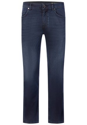 Dunkelblaue Jeans mit geradem Bein, Knopf- und Reißverschluss, Vordertaschen und subtilen Verfärbungen an Oberschenkeln und Knien.