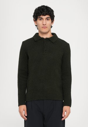 Dunkelgrüner gestrickter Pullover mit Kragen, einer Dreiknopf-Leiste und gerippten Bündchen. Weiche Textur mit einem lockeren Schnitt.