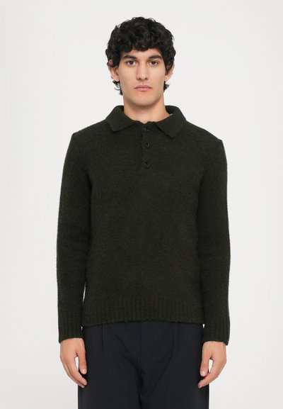 Mørkegrøn strikket sweater med kravehals, treknap-forkle og ribbede manchetter. Blød tekstur med en afslappet pasform.