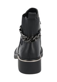 Botín de cuero negro con detalle de cadena alrededor del tacón, parte superior texturizada, laterales elásticos y un tacón cuadrado negro.