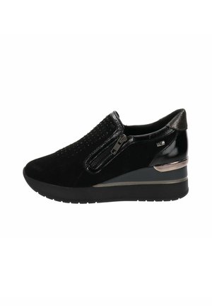 Le sneakers con zeppa nere presentano una combinazione di camoscio e materiale lucido, con chiusura zip e una texture puntinata sulla parte superiore. Inclusi dettagli in argento.