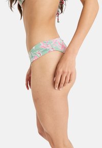 Dno bikin v světle zelené barvě s růžovým květinovým vzorem, v nízkém střihu a s jemnou texturou látek, s volánkovým detailem v pase.