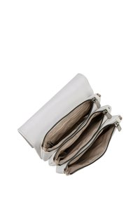 Witte leren clutch met drie ritssluitingen, gladde textuur en contrasterende beige binnenvoering. Accenten van zilverkleurig beslag.