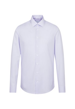 Camicia da uomo a maniche lunghe con bottoni, righe verticali sottili color viola chiaro e colletto classico su sfondo bianco.
