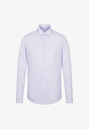 Camicia da uomo a maniche lunghe con bottoni, righe verticali sottili color viola chiaro e colletto classico su sfondo bianco.
