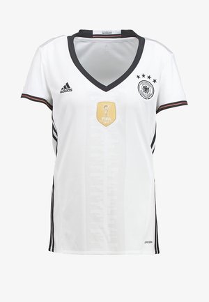 Camiseta blanca de la selección nacional de fútbol de Alemania con ribetes negros, logo de Adidas, cuatro estrellas sobre el escudo y la insignia dorada de campeón de la Copa Mundial de la FIFA 2014.