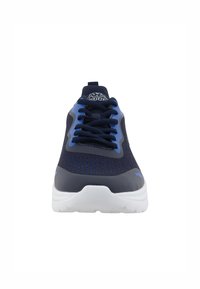 Marineblaue Sportschuhe mit einem strukturierten Mesh-Obermaterial und einer weißen Sohle. Sie verfügen über blaue Akzente, ein schnürbares Design und ein Logo auf der Zunge.
