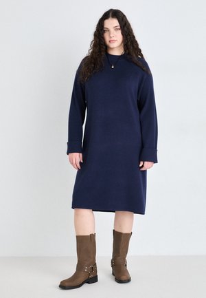Vero Moda Curve VMCGOLD MIX HIGHNECK DRESS  - Pletené šaty - navy blazer