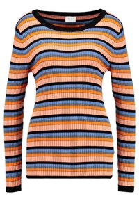 Pull côtelé avec des rayures horizontales en orange, rose, bleu et noir. Encolure en rond et manches longues, tissu texturé.