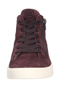 Hoge donkerpaarse suède sneaker met dikke bijpassende veters, zijrits en witte rubberen zool, vooraanzicht.
