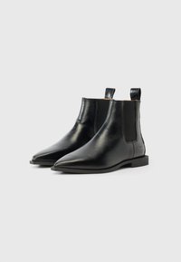 Botine negre din piele, cu vârf ascuțit, panouri elastice laterale și barete pentru tras. Talpă plată și textură netedă. Design simplu și elegant.